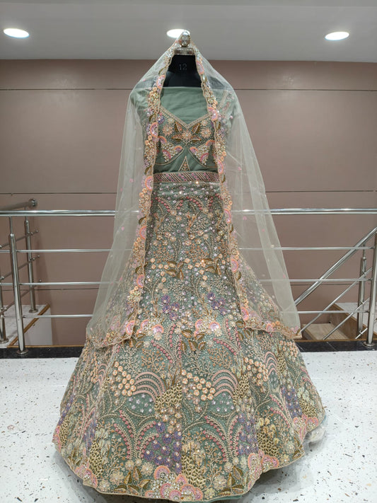 Lehenga de diseño con flores de color verde majestuoso