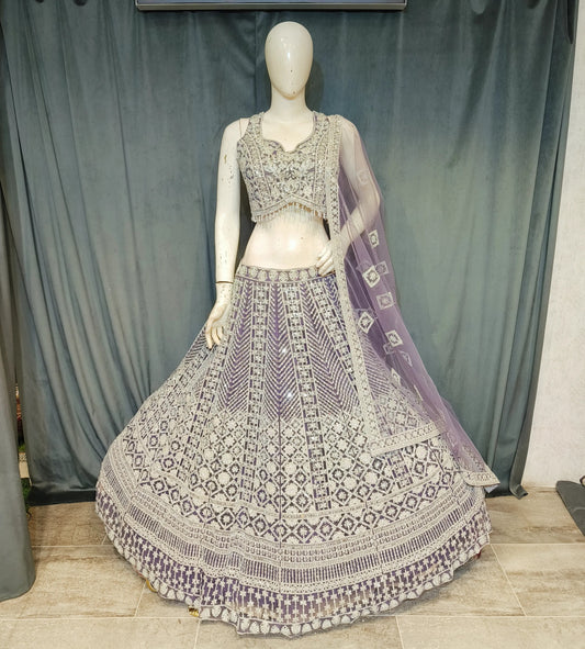 Increíble lehenga con top corto color lila