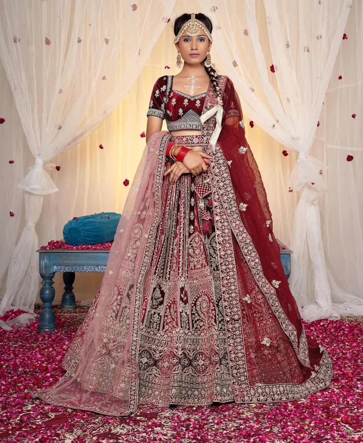 Lehenga nupcial majestuosa de color granate con doble duptta