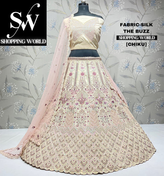 Lehenga blanca de Chiku glamurosa