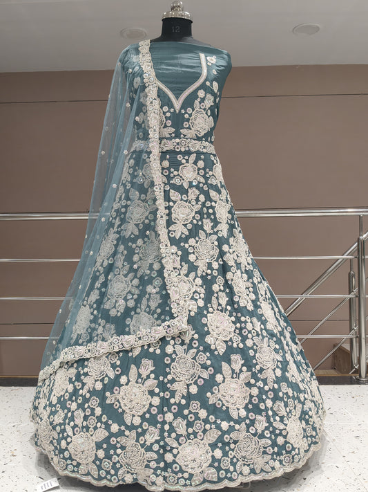 Algo diferente, lehenga floral con flores azules