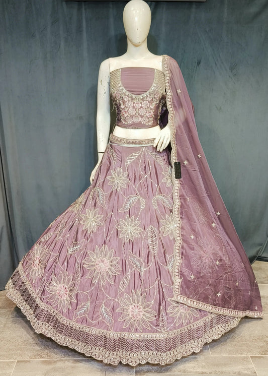 Hermosa lehenga de color lila y morado