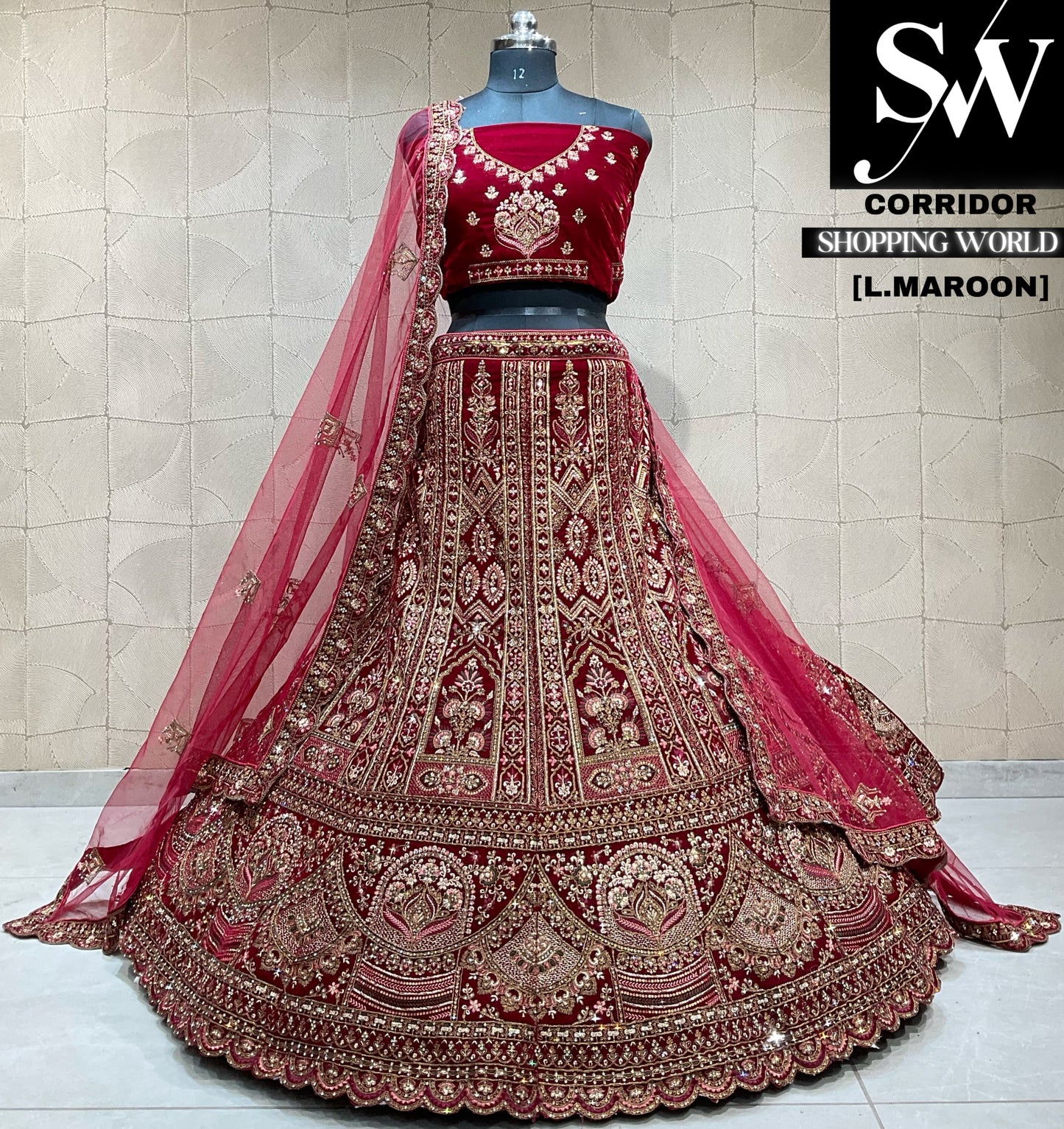 Preciosa lehenga nupcial de color granate claro