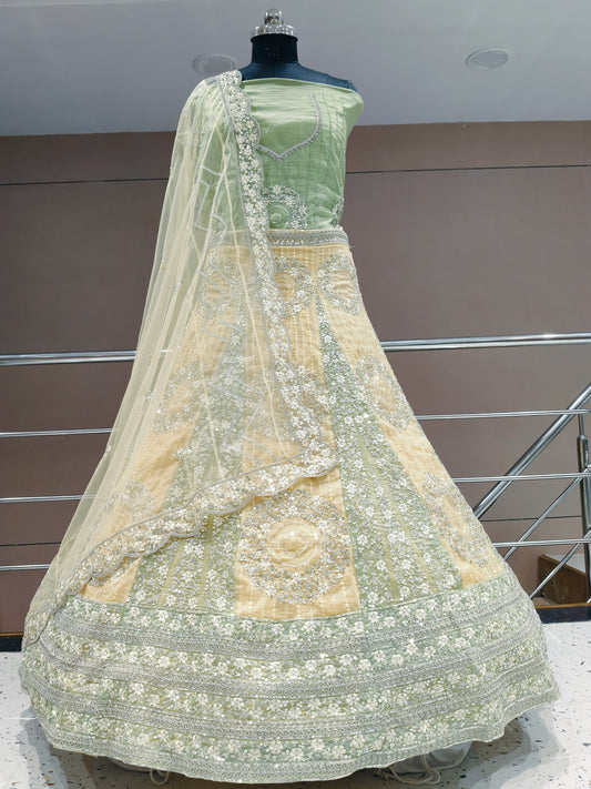 Encantadora lehenga de color verde claro y amarillo