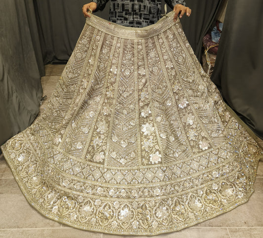 Top corto tipo lehenga de color beige llamativo