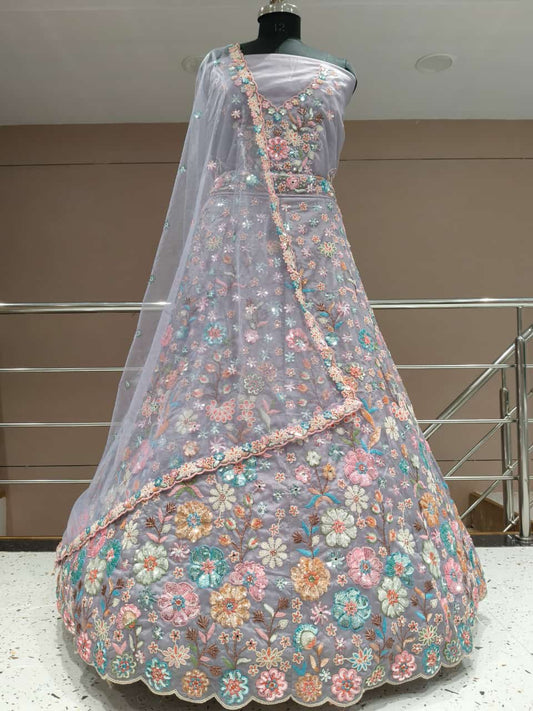 Impresionante lehenga floral con flores moradas