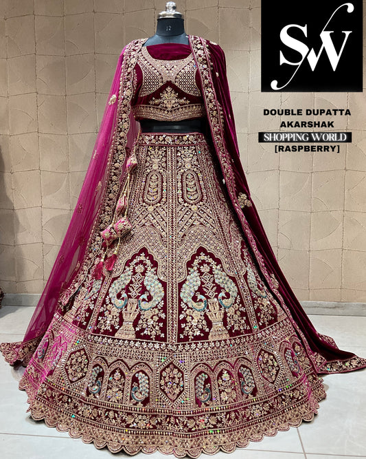 Encantadora lehenga de novia con doble dupatta y estampado de pavo real color granate frambuesa