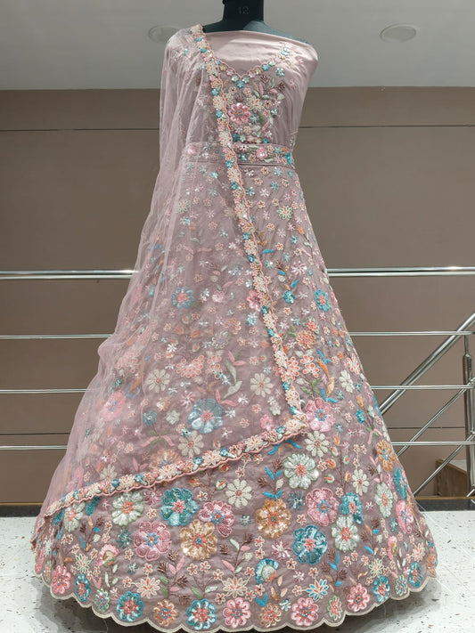 Fabuloso lehenga floral con flores de color rosa polvoriento