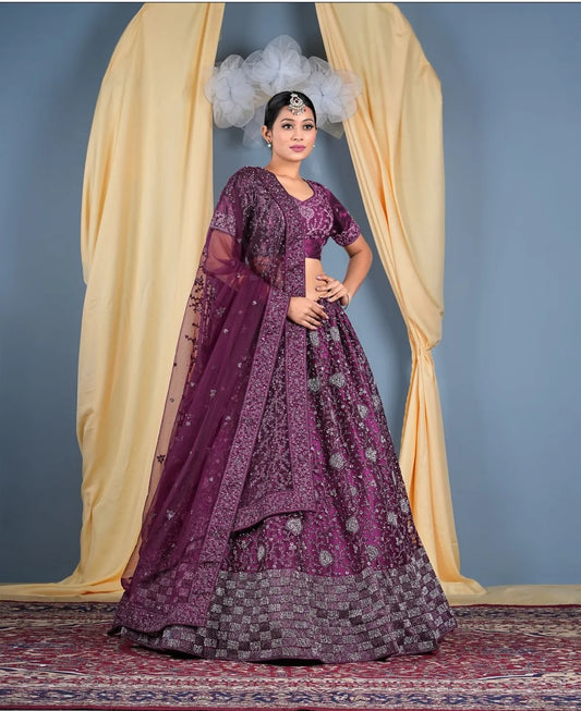 Lehenga de diseño en color morado