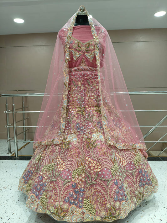 Elegante lehenga con diseño floral en color rosa