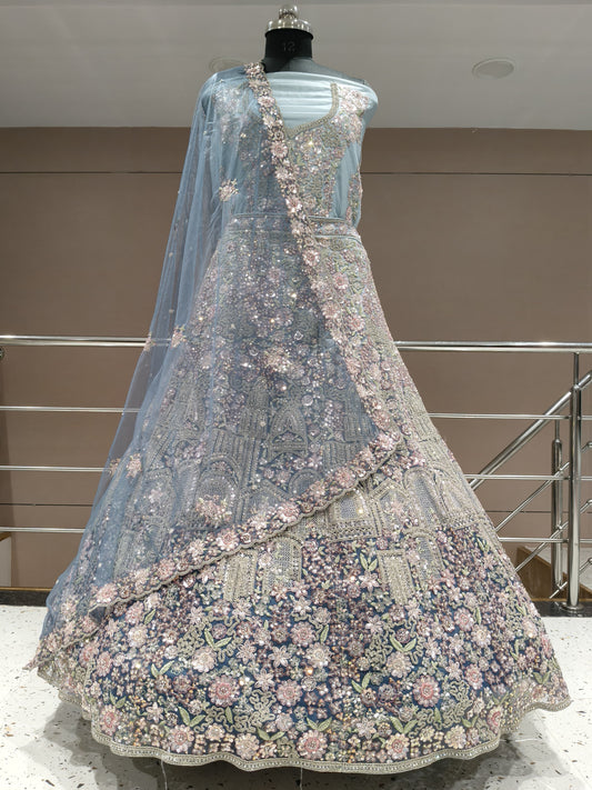 Hermosa lehenga con flores de color azul cielo