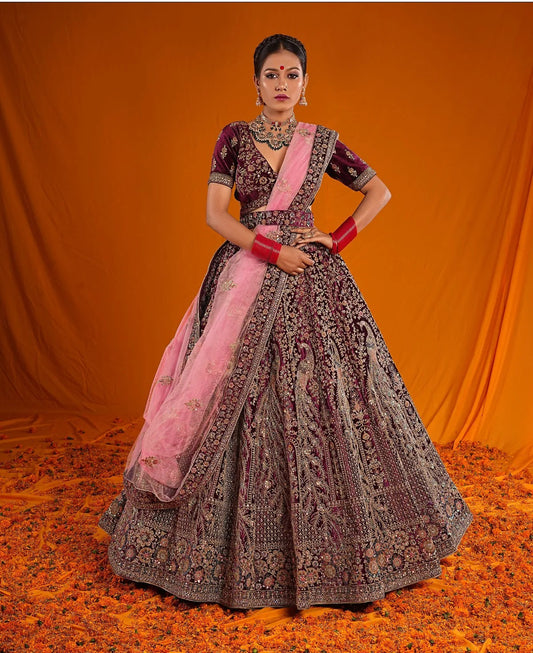 Fantástica lehenga nupcial color granate pavo real