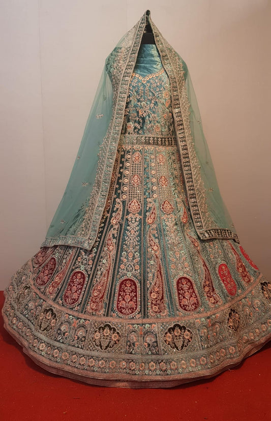 Lehenga nupcial de color verde azulado que llama la atención