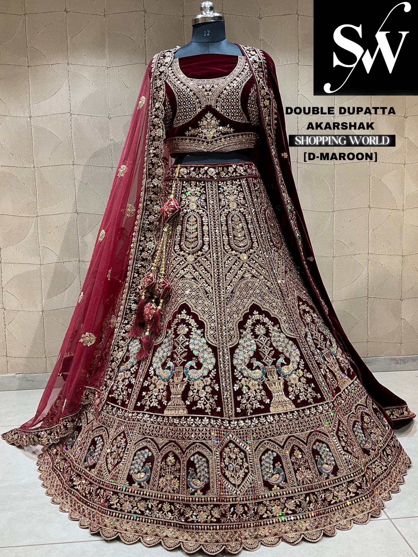 Algo diferente: lehenga nupcial con doble dupatta y estampado de pavo real en color granate oscuro