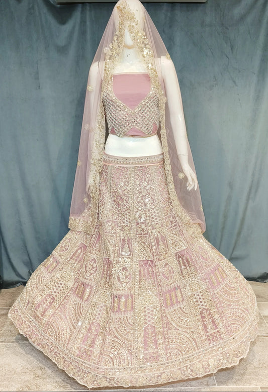 Lehenga elegante de color rosa bebé