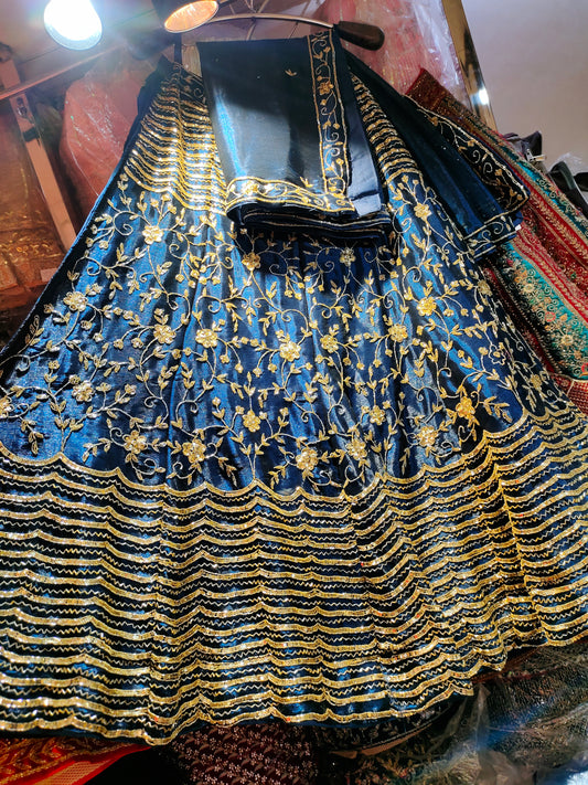 Bonita lehenga con secuencia azul