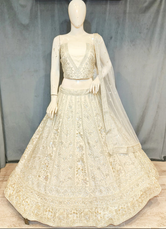 Increíble lehenga de color blanco roto