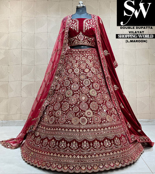 Lehenga nupcial con doble dupatta en color granate claro que llama la atención