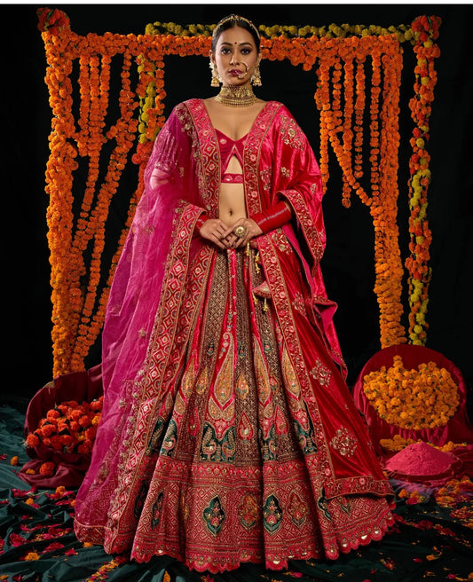 Impresionante lehenga nupcial de doble duptta en color rosa granate y pavo real