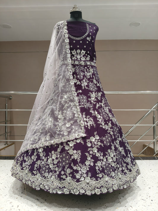 Lehenga con diseño floral de flores moradas