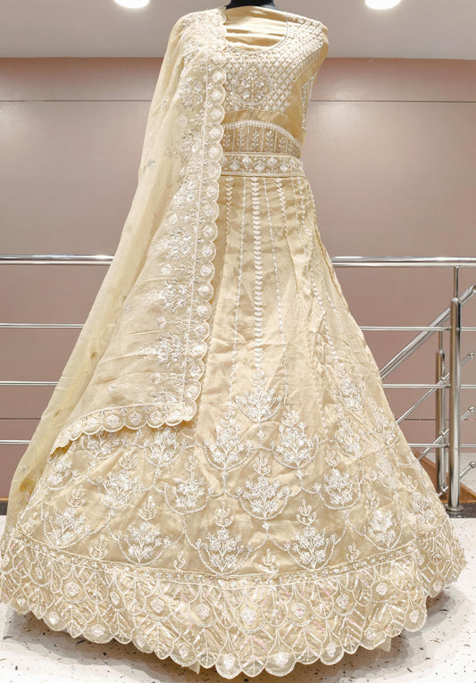 Lehenga de diseñador de piel beige para niña