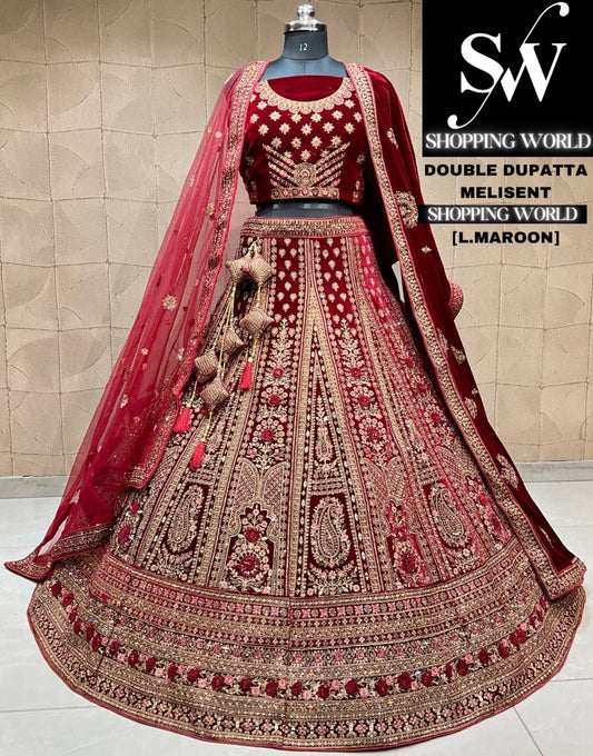 Lehenga nupcial con doble dupatta en color granate claro que llama la atención