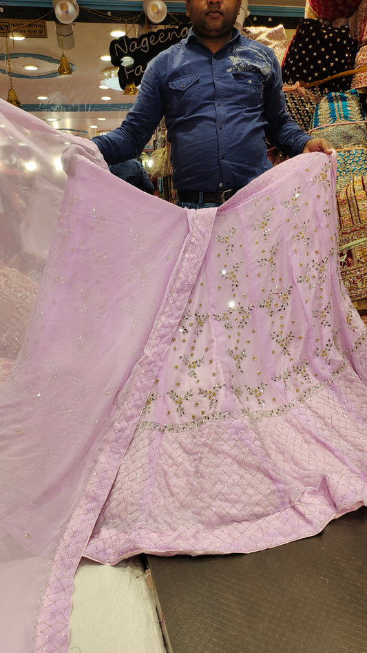 Compras en el mundo de las lehengas de color rosa bebé