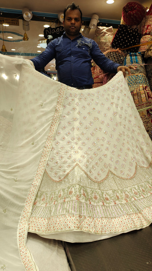 Compras en el mundo de las últimas lehengas blancas