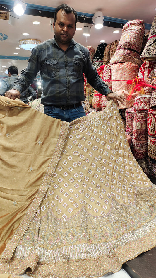 Compras en el mundo de las lehengas doradas