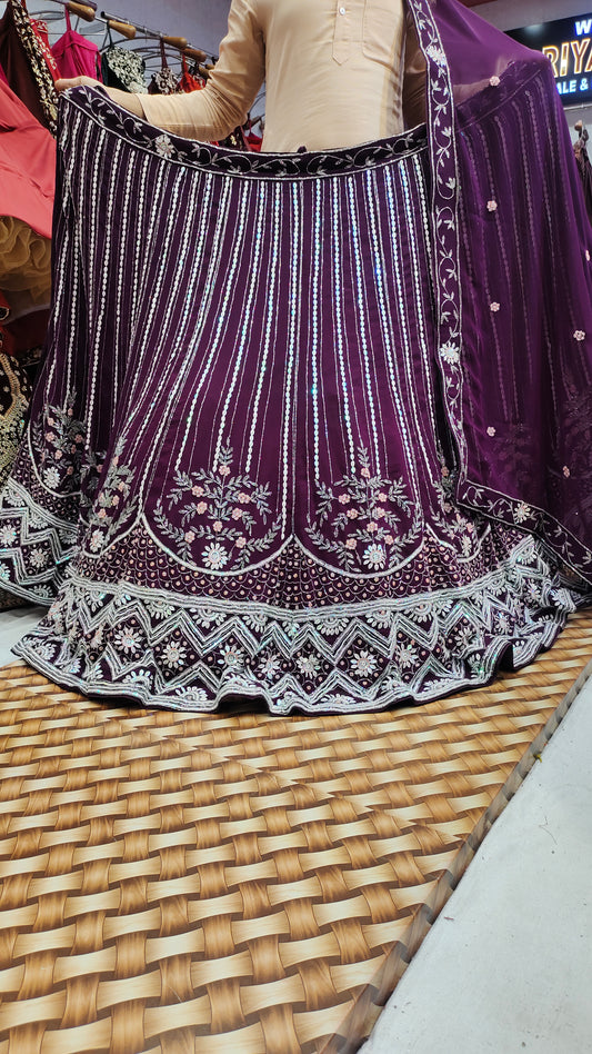 Atractiva lehenga de color violeta púrpura