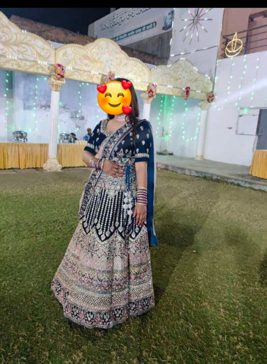 Cliente satisfecho con la lehenga de pelota