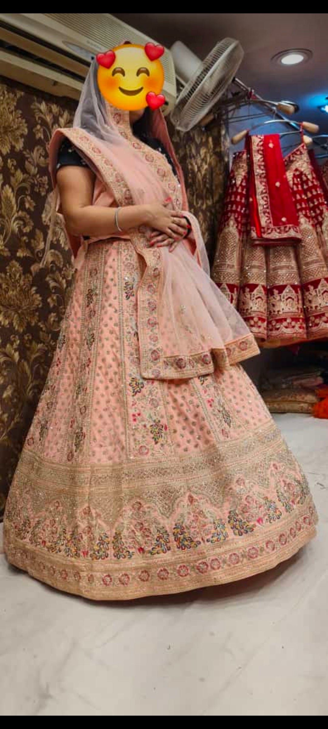 Hermoso diseño de Lehenga en color rosa claro, cliente satisfecho