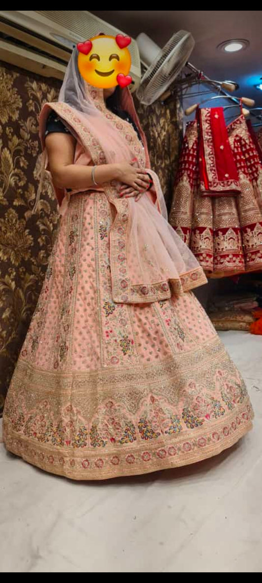 Hermoso diseño de Lehenga en color rosa claro, cliente satisfecho