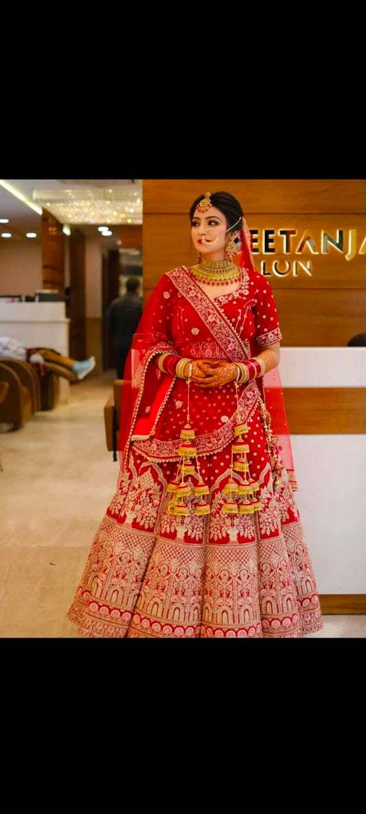 Figura nupcial Cliente feliz Lehenga