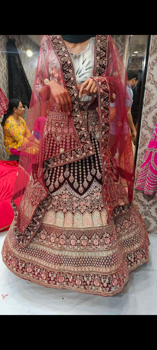 Cliente satisfecho con la novia Jhumka Lehenga